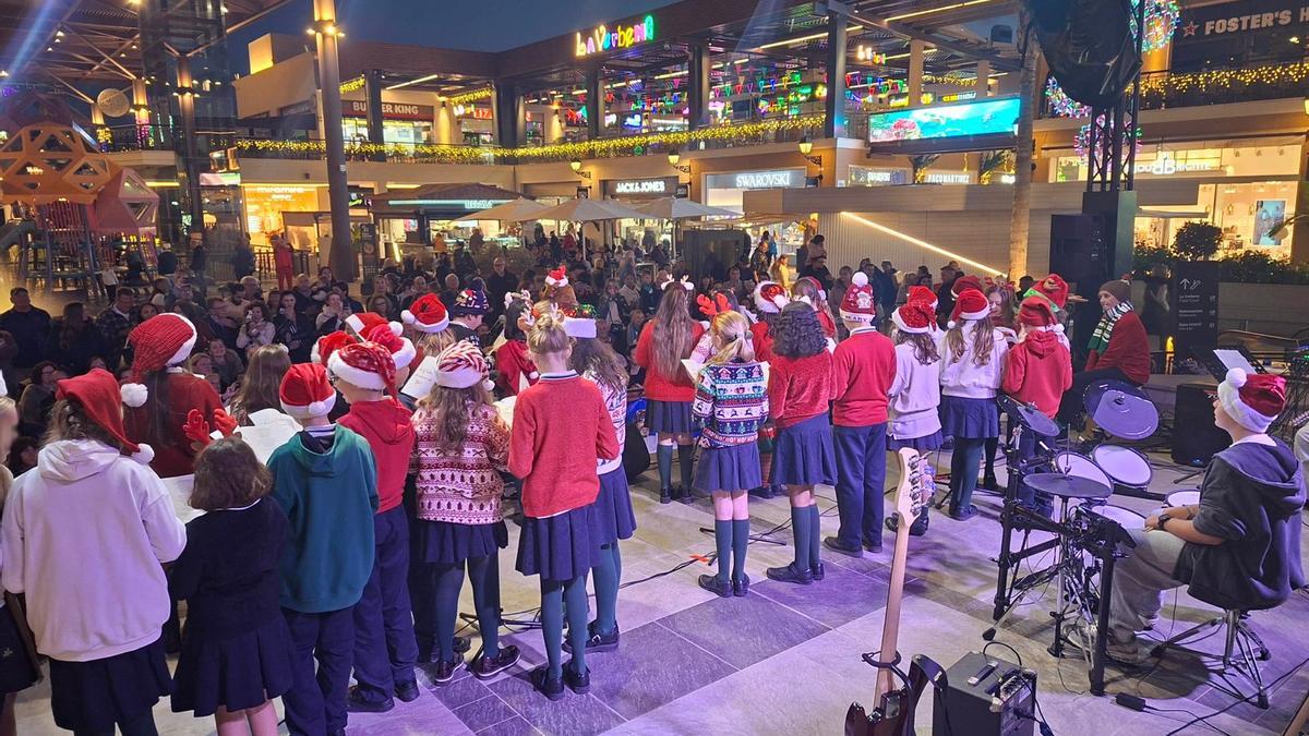 Coro del colegio El Limonar Elis Villamartín en la plaza central del centro comarcial de La Zenia
