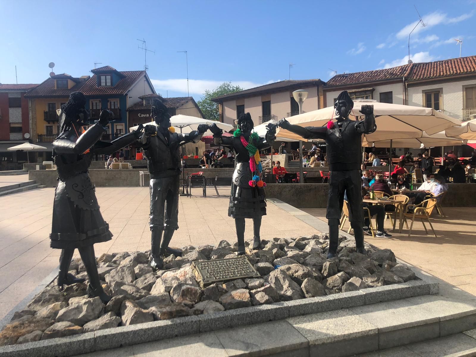 Sorpresa en Les Campes: amanece con decoración de ganchillo en bolardos, plazas y estatuas