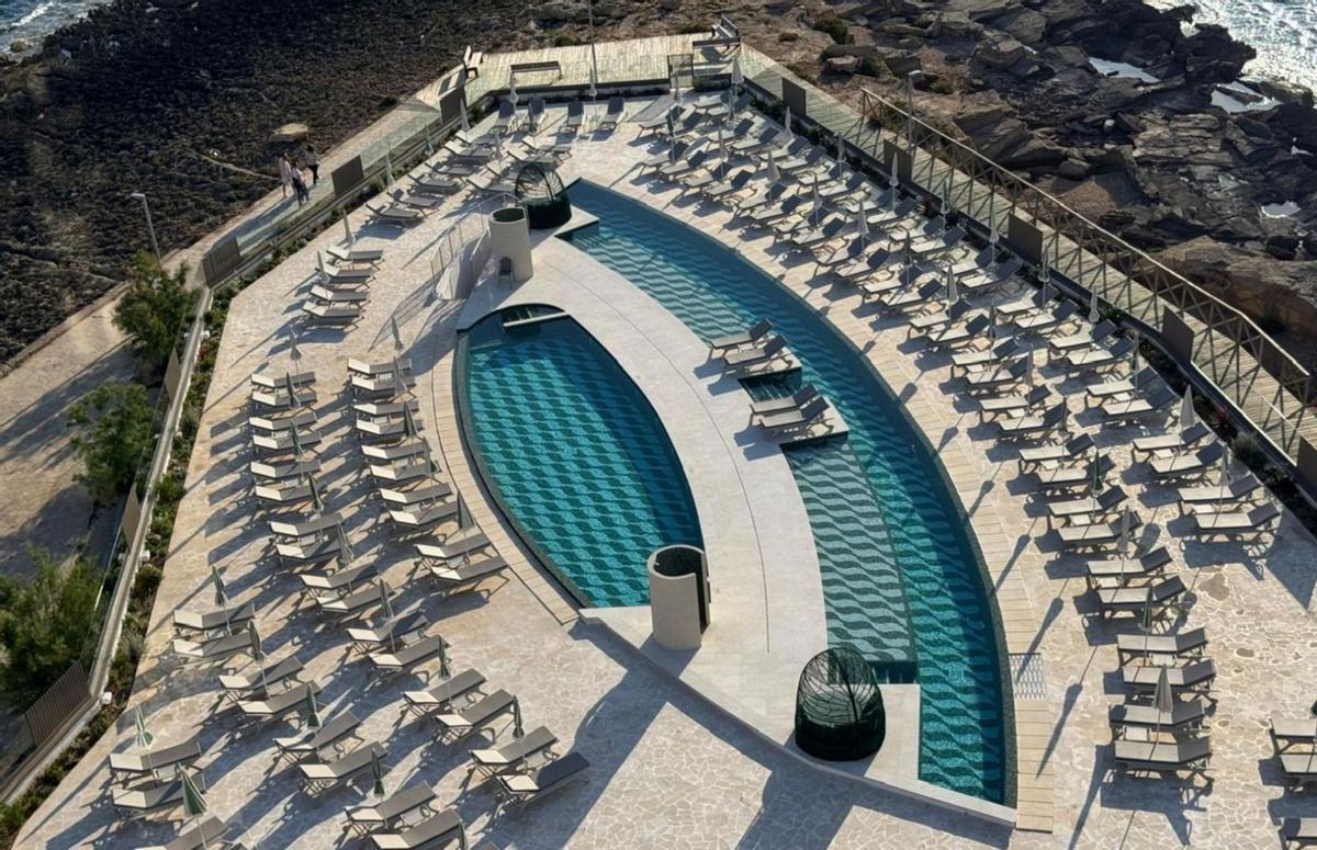 Die Poollandschaft des Fünf-Sterne-Hotels Iberostar Selection Es Trenc ist einem mallorquinischen Holzboot nachempfunden.   | F.: KLAUS SPÄNE