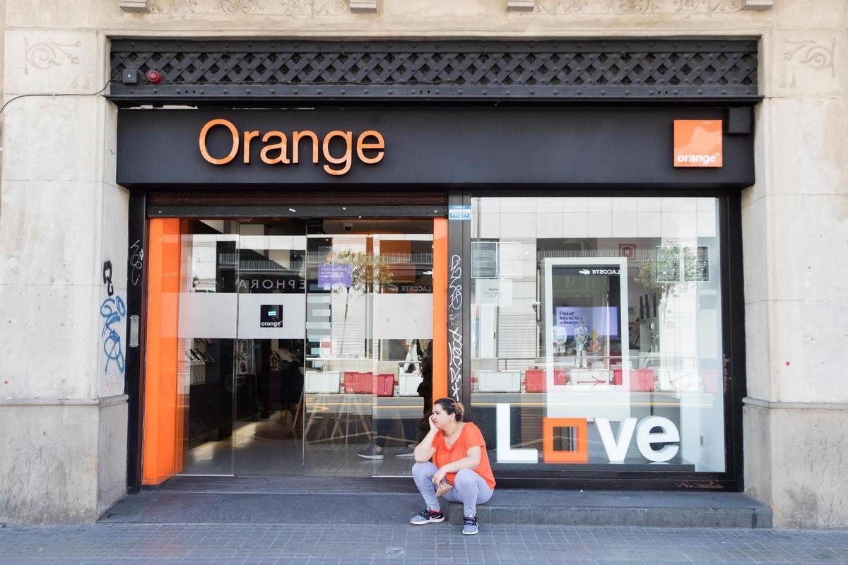 Una clienta espera su turno en una tienda de telefonía en el centro de Barcelona, en una imagen de archivo. EFE/Marta Pérez