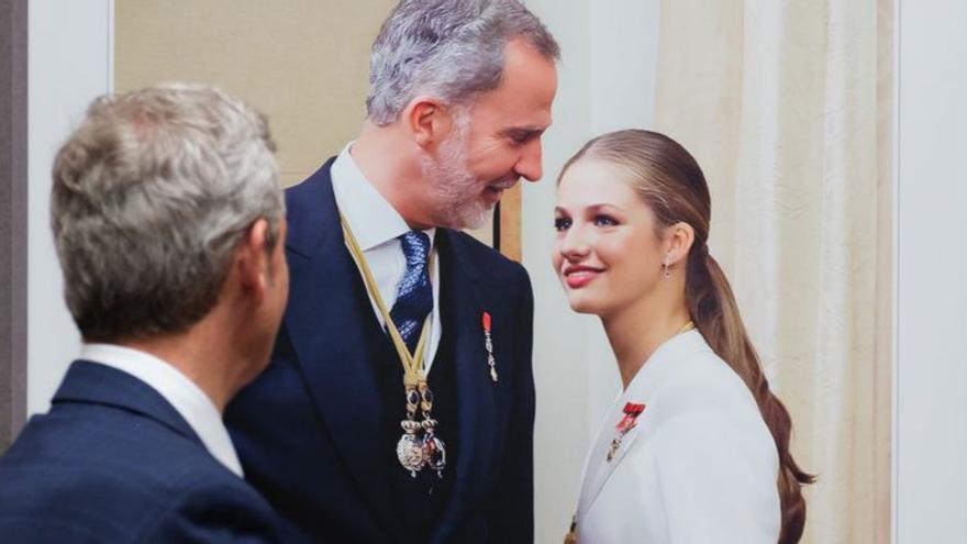 Alfonso Rueda observa una de las fotografías de la muestra. | | LOC