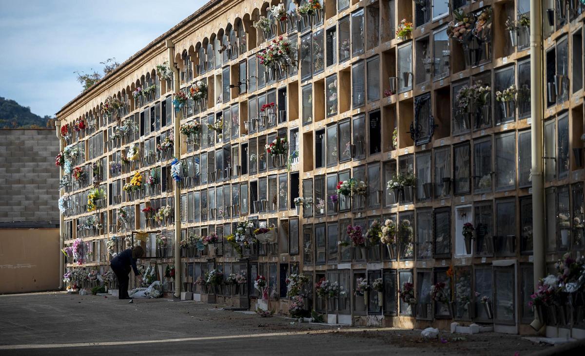 Los cementerios se llenan el 1 de noviembre, día de Todos los Santos 2025, en Barcelona