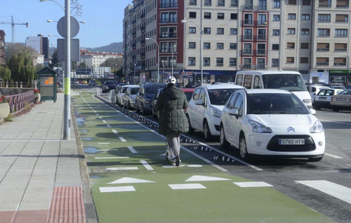 Un patinete circulando correctamente por las ciclovías. |  N. P.