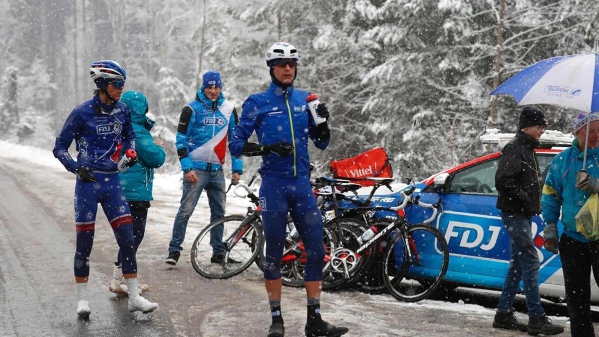 Los corredores de la FDJ esperan, como el resto, subirse a los coches tras suspenderse la etapa de la París-Niza