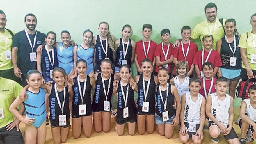 Grup de gimnastes i tècnics del Club Egiba, participants en el Campionat d&#039;Espanya de Guadalajara