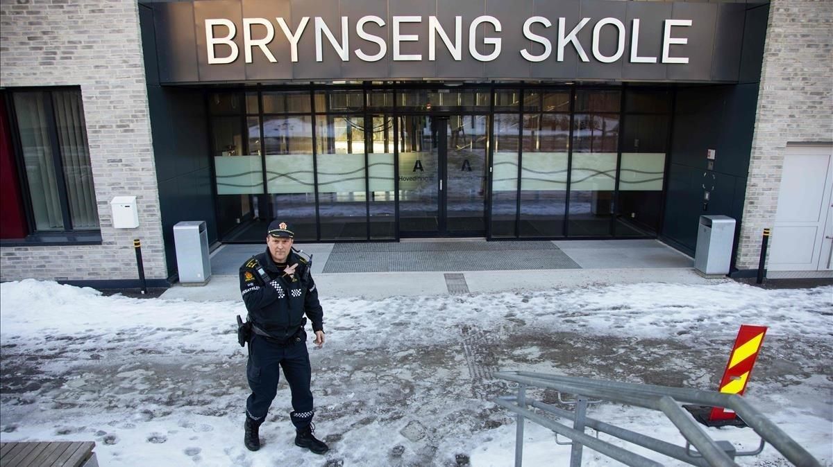 zentauroepp47416831 a police officer stands at the entrancy of the brynseng scho190319143415 zentauroepp47416831 a police officer stands at the entrancy of the brynseng scho190319143415