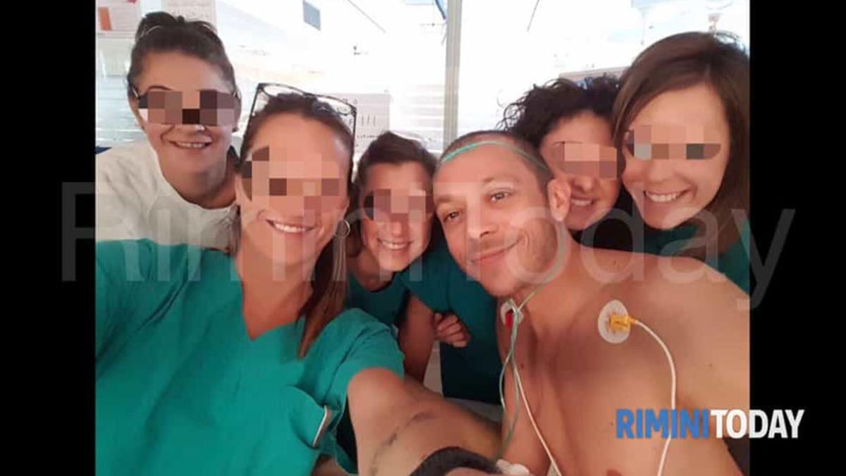 Valentino, con el personal médico del hospital de Rímini