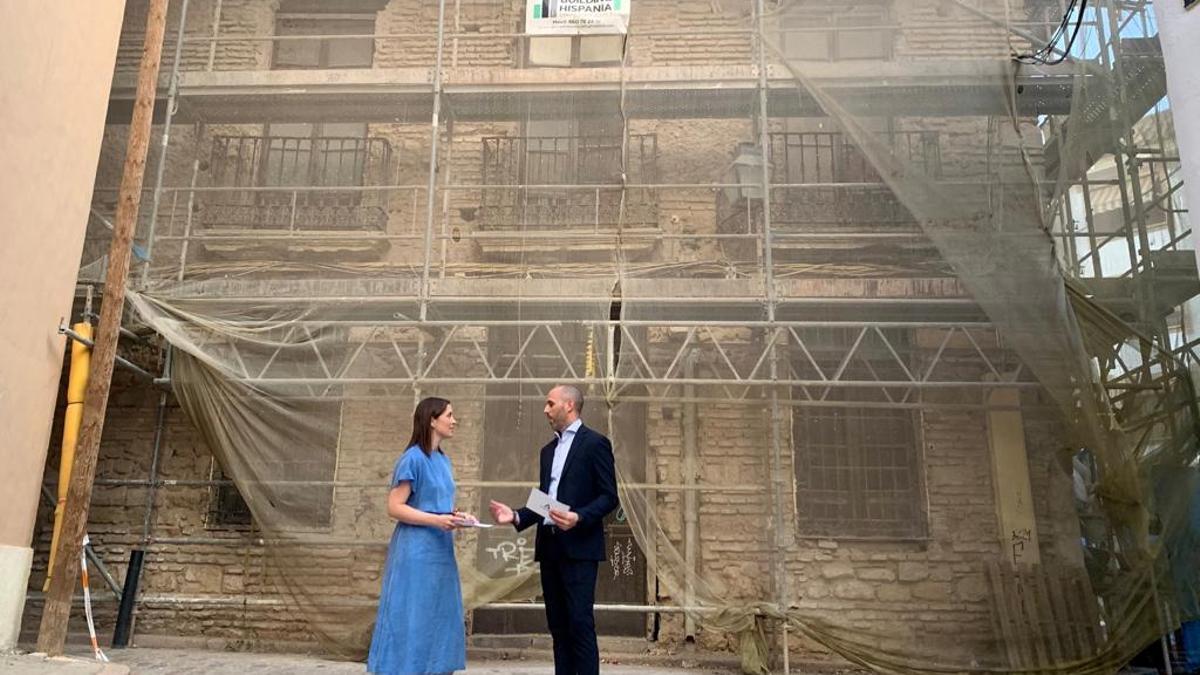 La delegada de Fomento (izquierda), durante una visita al edificio.