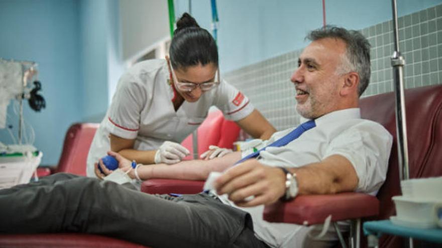Ángel Víctor Torres mientras dona sangre en la sede del Instituto Canario de Hemodonación y Hemoterapia de Santa Cruz de Tenerife.