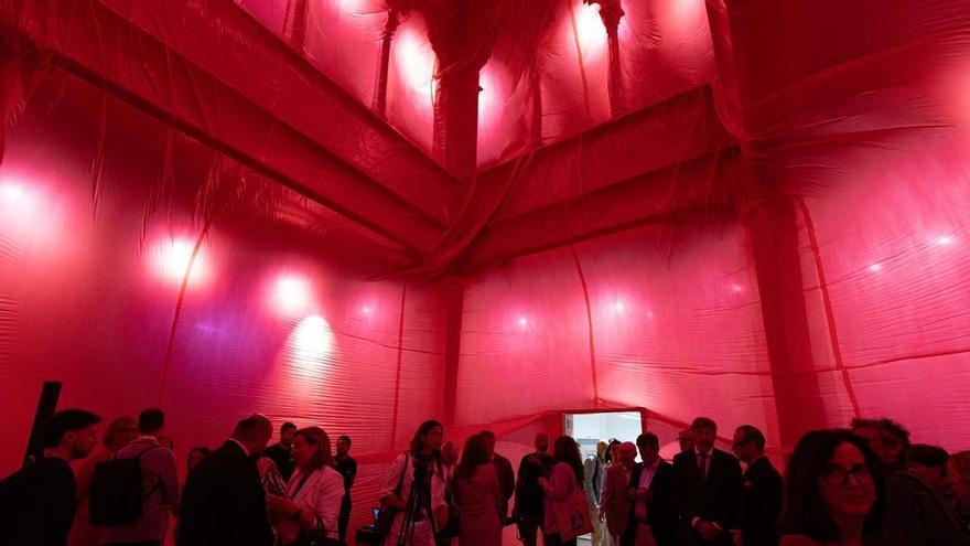 Un hinchable gigante en el Colegio de Arquitectos de Aragón