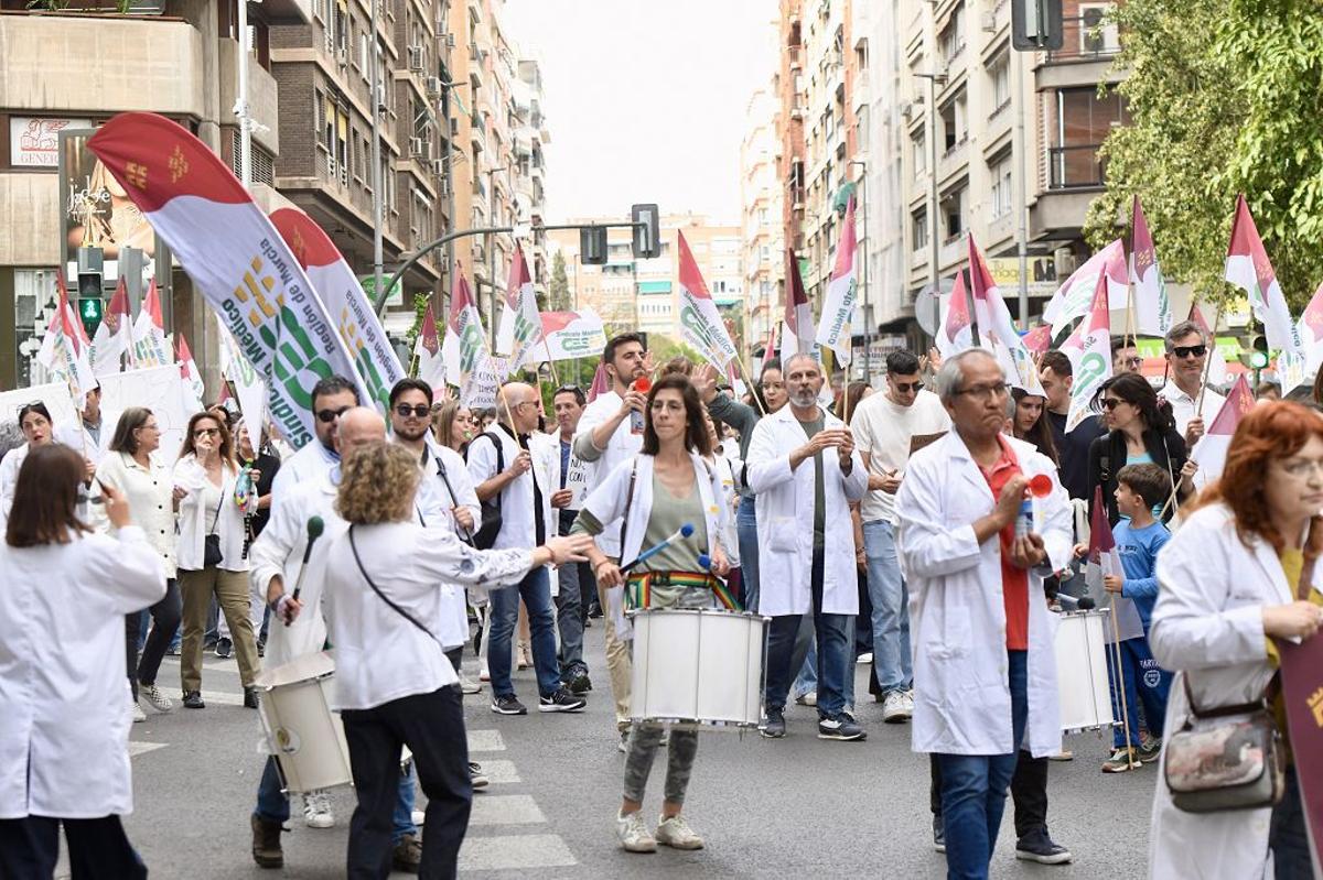 Las imágenes de la protesta de médicos contra el Estatuto Marco este miércoles en Murcia