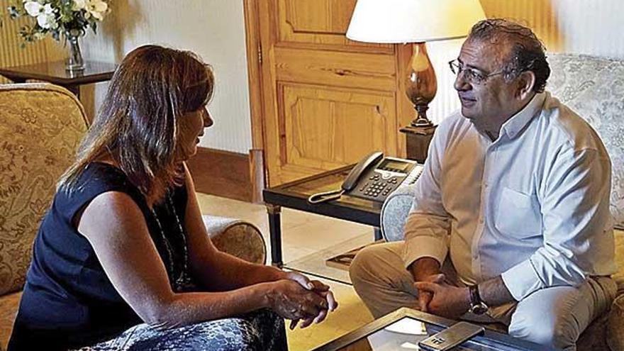 El alcalde Alfonso Rodríguez Badal (PSOE) se reunió ayer con la presidenta Armengol, en el Consolat de Mar.