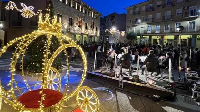 Las luces de Navidad iluminan las calles de Gallur.