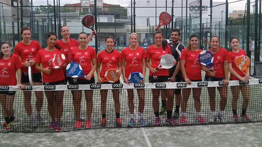 Las chicas del Clínicas Rincón cambian el parqué por el pádel