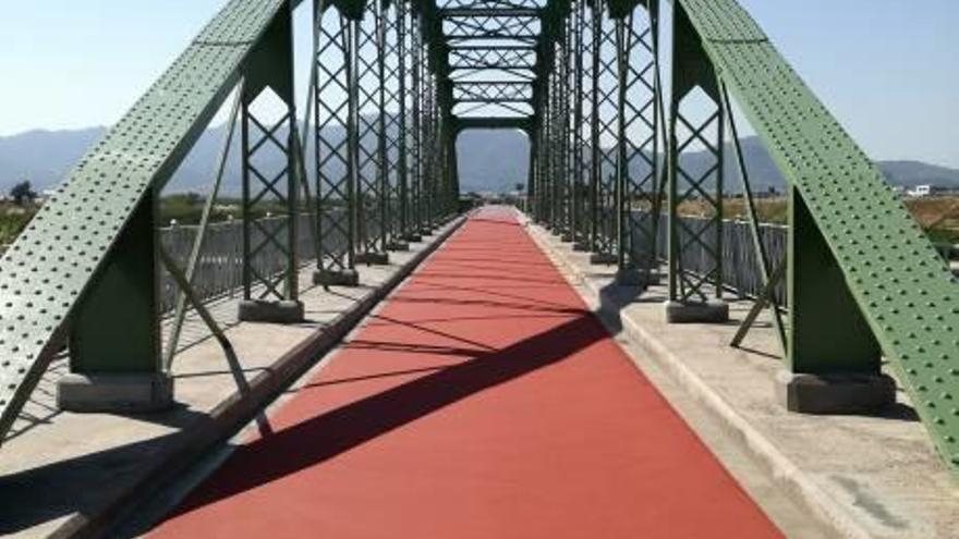 El nuevo puente convertido ya en una plataforma ciclopeatonal.