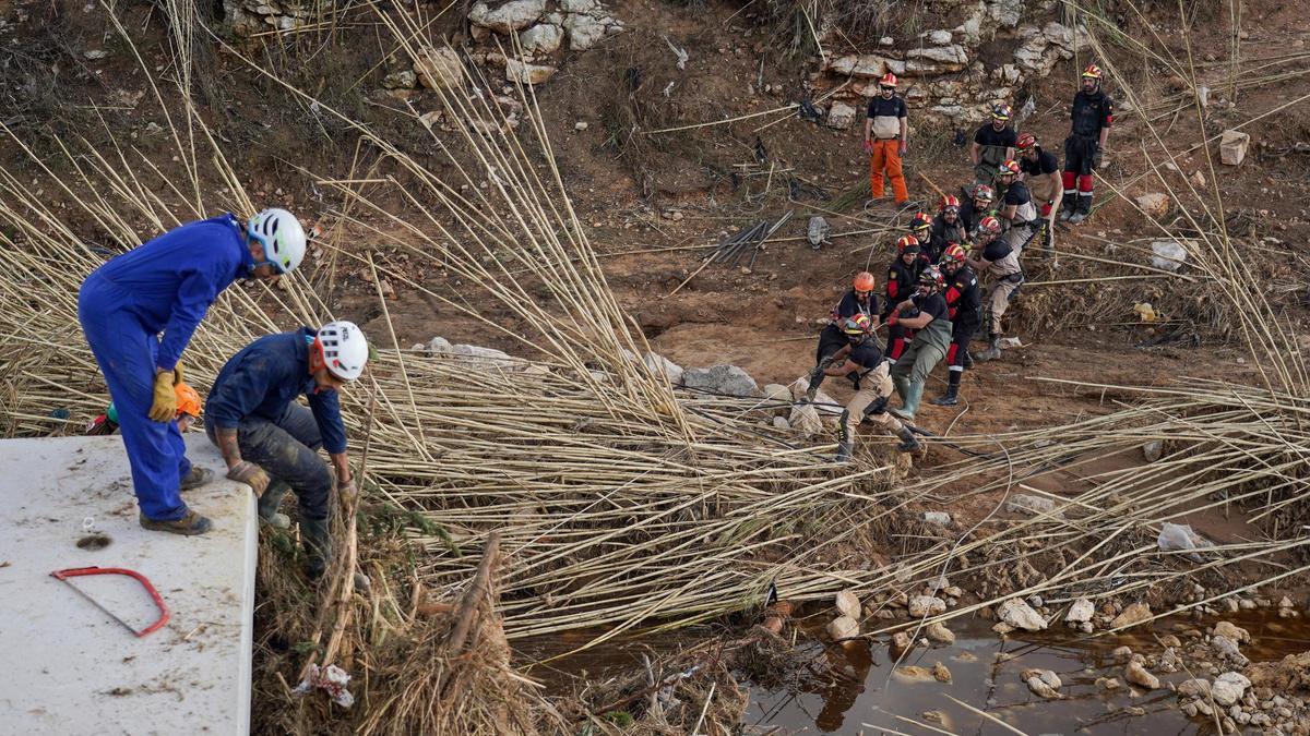 Efectius de l’UME treballen en el llit del barranc de Poio, a Cheste, el 7 de novembre de 2024