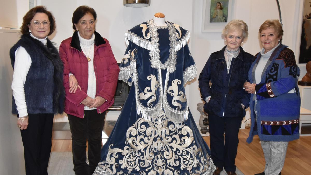 Las bordadoras, con el nuevo traje para la Virgen de Araceli de Lucena.