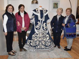 Donan a la Virgen de Araceli de Lucena un traje de pastora de terciopelo azul