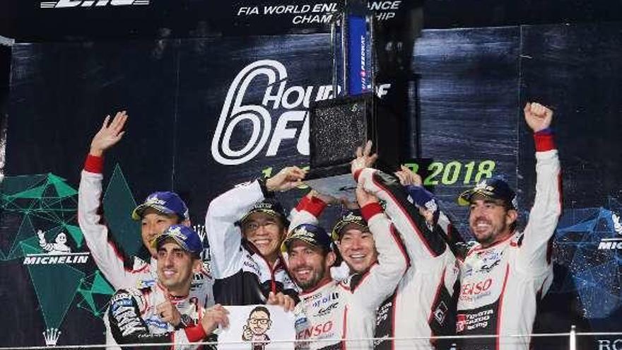 Los dos equipos de Toyota celebran el primer y segundo puesto.