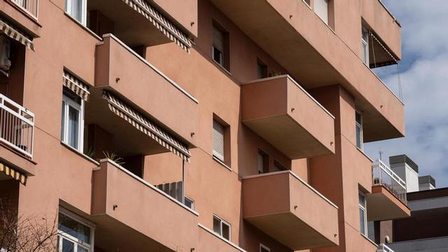 Archivo - Fachada de un edificio, a 25 de abril de 2023, en Barcelona, Catalunya (España).