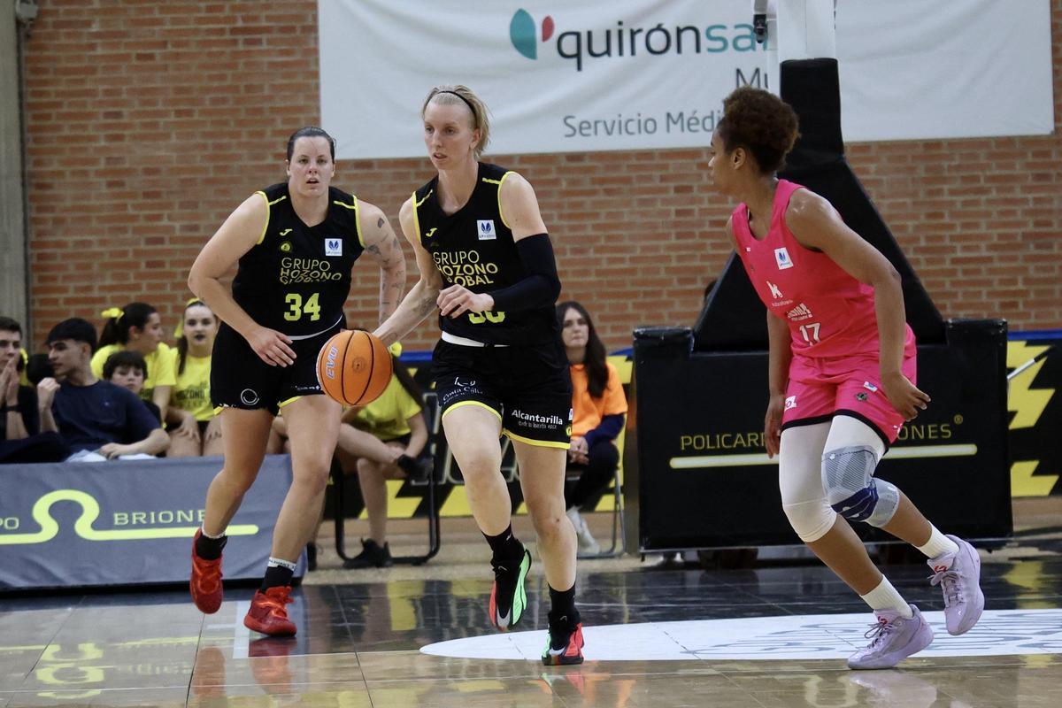 Laura Gil, del Hozono Global Jairis, frente al Araski.
