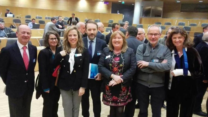 En el centro, Ana Luisa Durán y Belarmina Díaz, ayer, en Estrasburgo, con el resto de la delegación española.