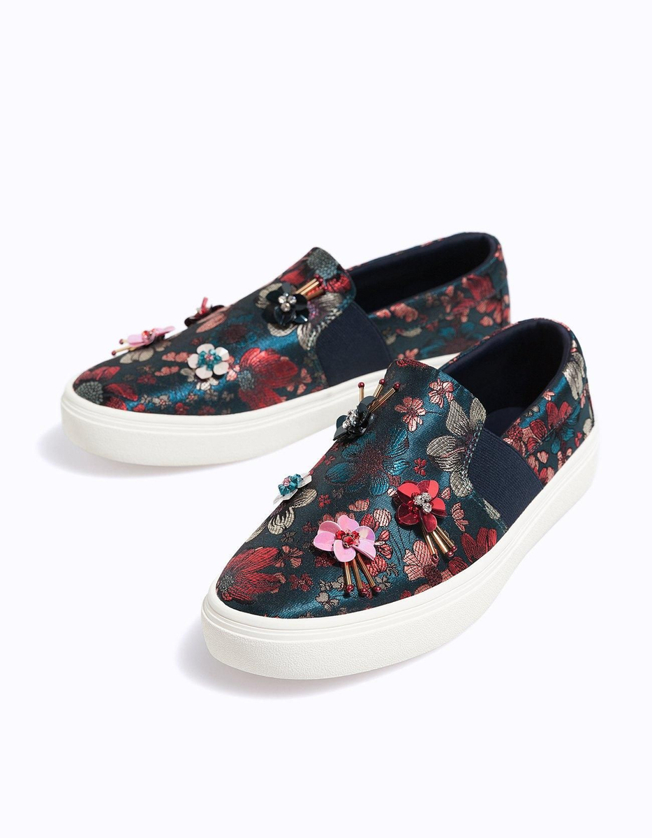 Las zapatillas de flores pisan fuerte: Slip, de Stradivarius (29,95 euros).