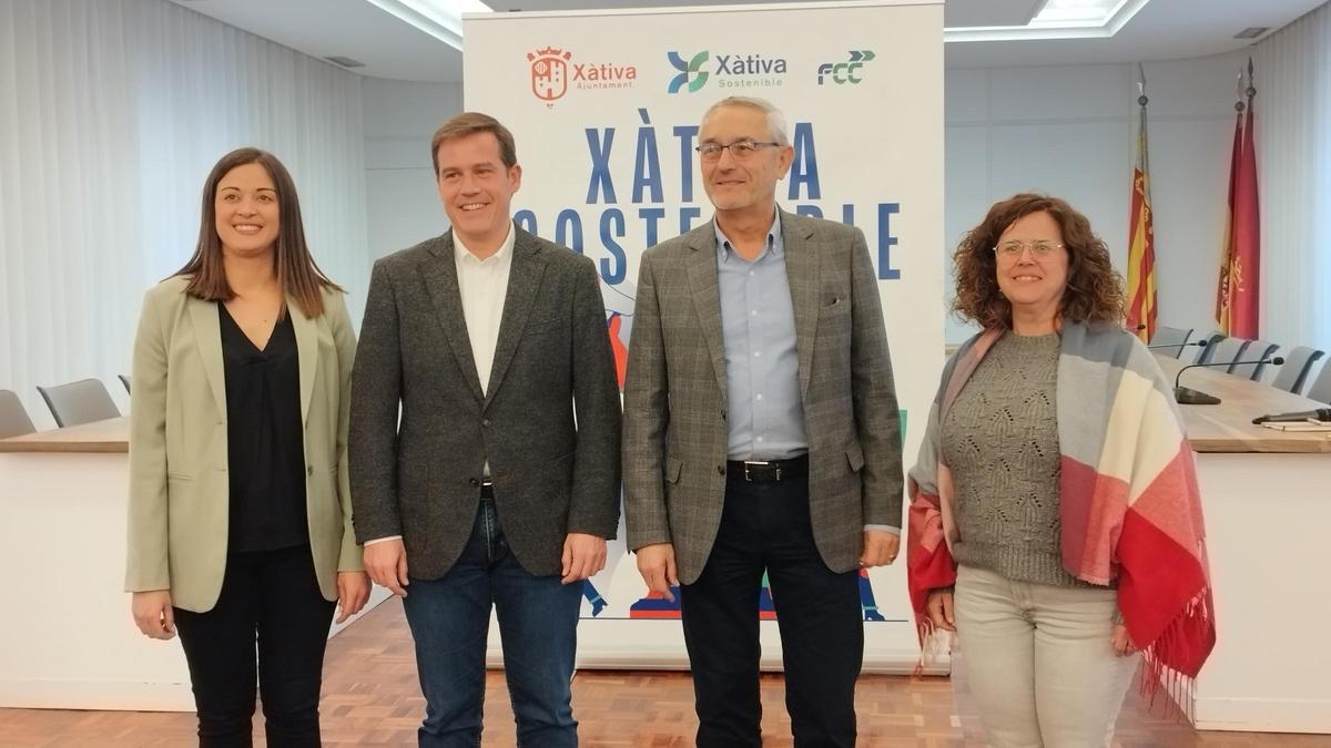 La regidora María Beltrán, el alcalde Roger Cerdà, el delegado de FCC Salvador Otero y la teniente de alcalde Maria Amorós, en la presentación del nuevo servicio.
