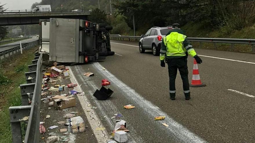 El vuelco de un camión obliga a regular el tráfico en Mieres