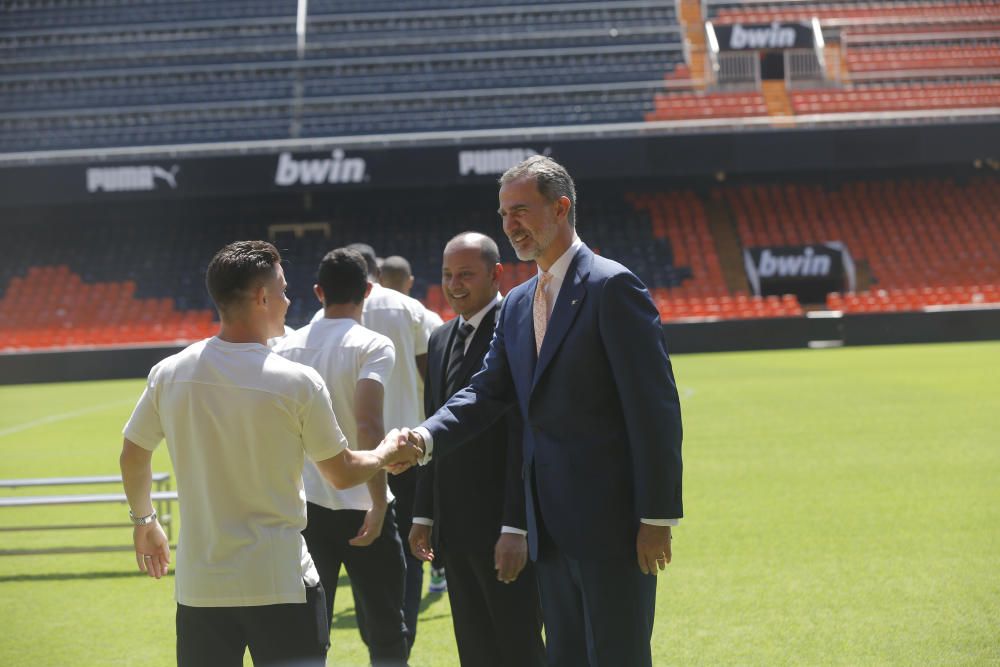 El rey Felipe VI felicita a la plantilla del Valencia CF por conseguir la Copa