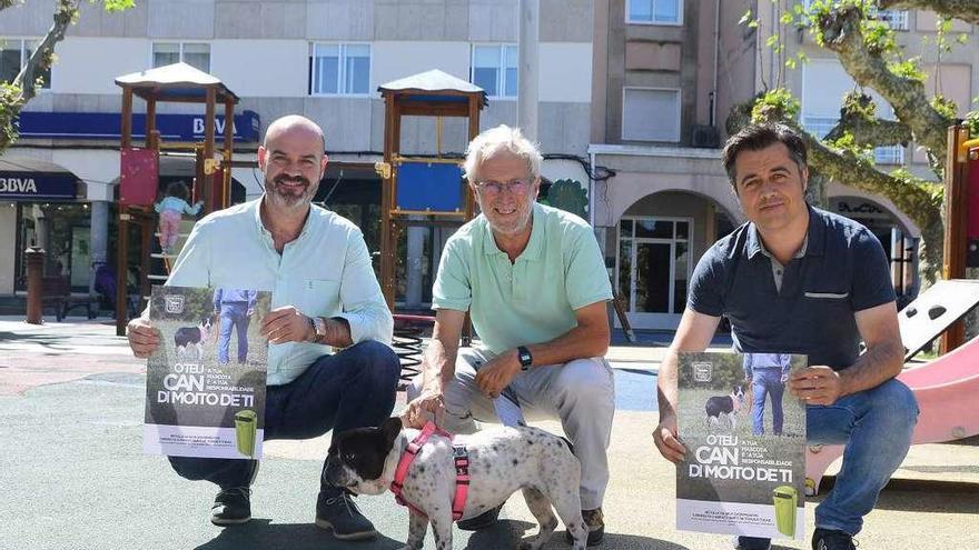 Félix Juncal, Manuel Otero y Martín Villanueva posan con los carteles de la campaña y con &quot;Tara&quot;. // G.N.