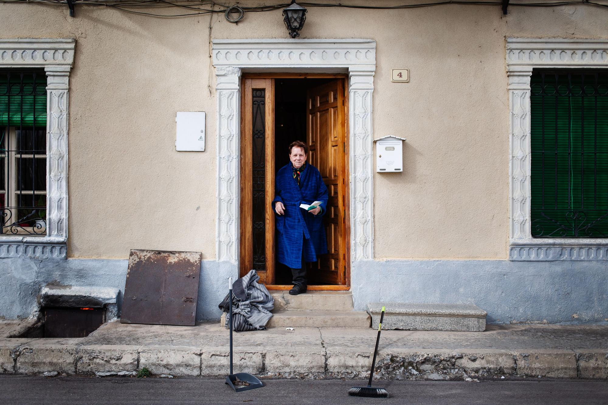Julia, jubilada, a la puerta de su casa en Fuente Olmo de Fuentidueña.