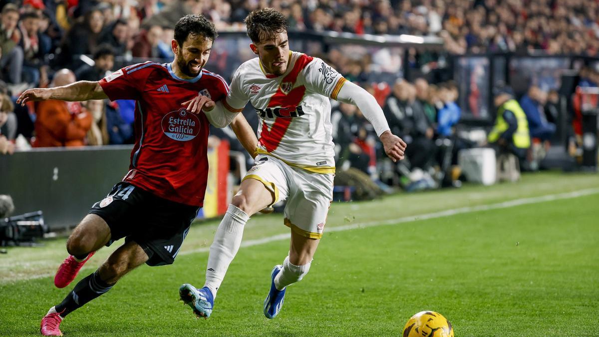 Disputa durante el partido entre el Rayo Vallecano y el Celta de Vigo