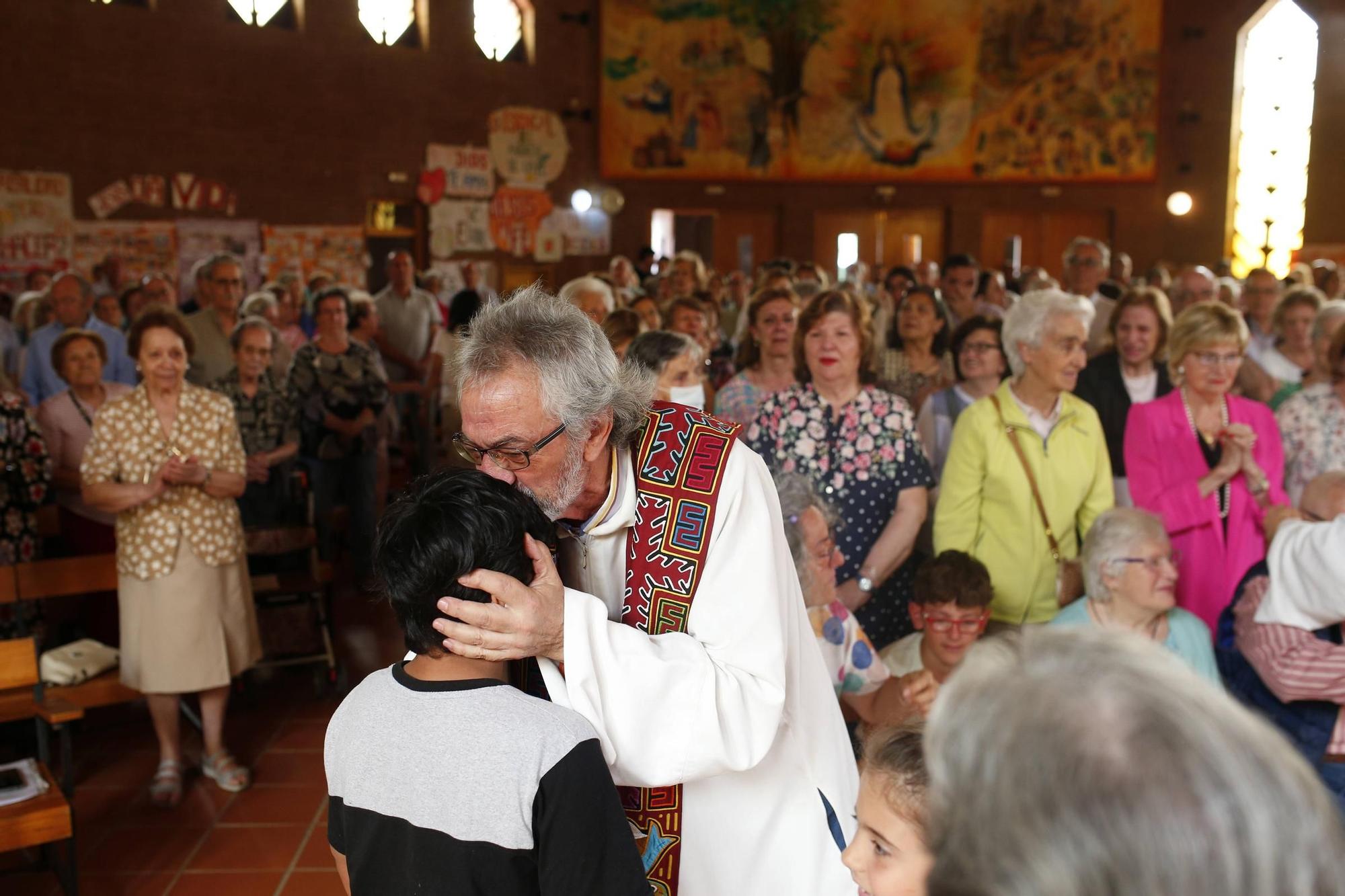 El carismático sacerdote Tino se despide de su comunidad en Cáceres