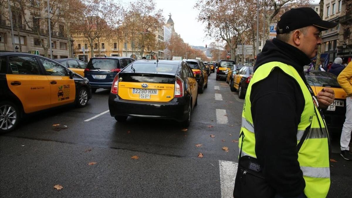 Taxis en huelga en la Gran Vía de Barcelona
