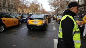 Taxis en huelga en la Gran Vía de Barcelona. A la derecha, Tito Álvarez.