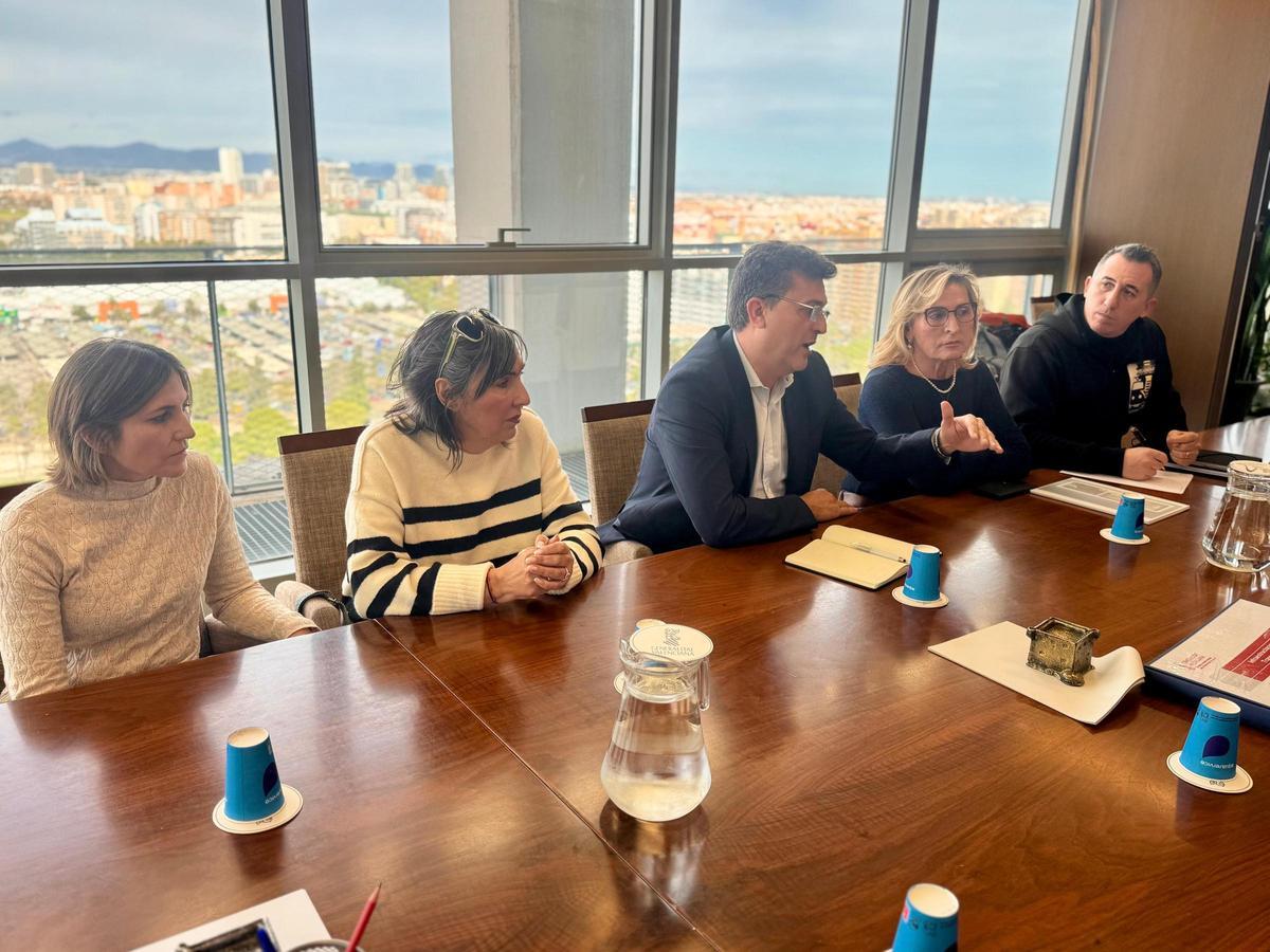 Adsuara durante su reunión en conselleria junto a la plataforma por el soterramiento.