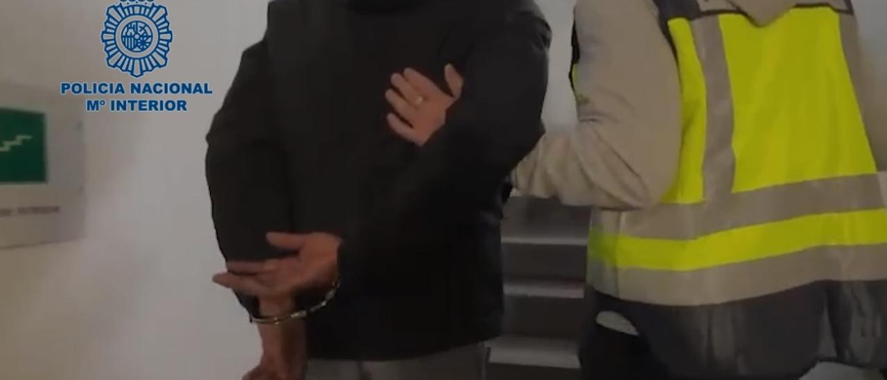 Uno de los detenidos en la operación policial.