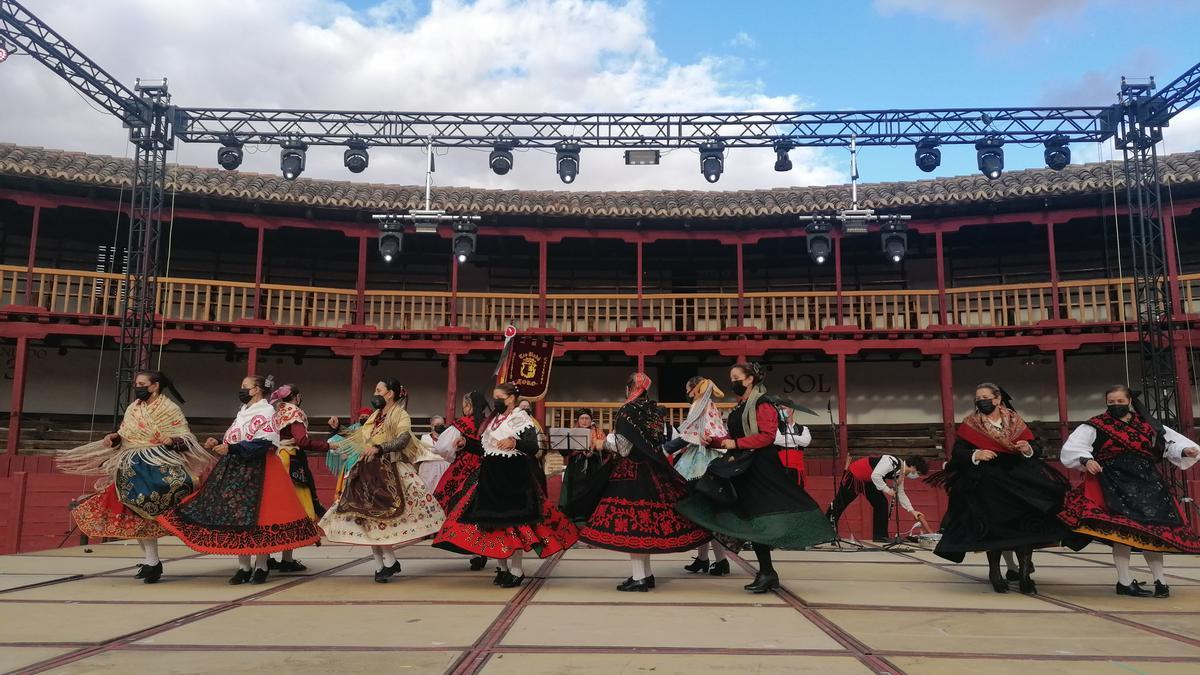 Integrantes del grupo Tío Babú abren con un baile el festival de folclore celebrado en la plaza de toros