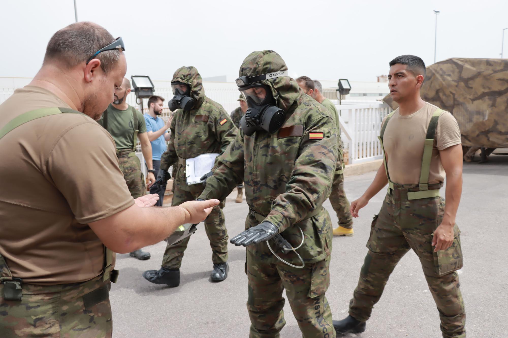 El Ejército simula un ataque químico en una fábrica de Onda