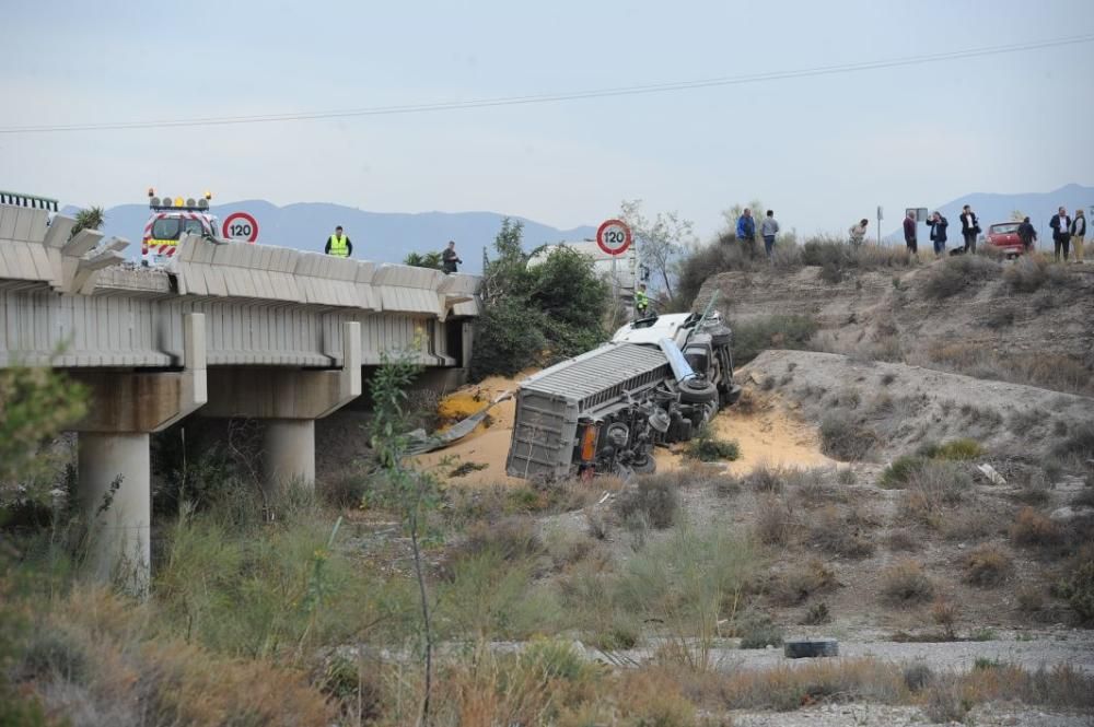 Herido el conductor de un camión en Lorca tras caer desde la autovía A-7 a una rambla