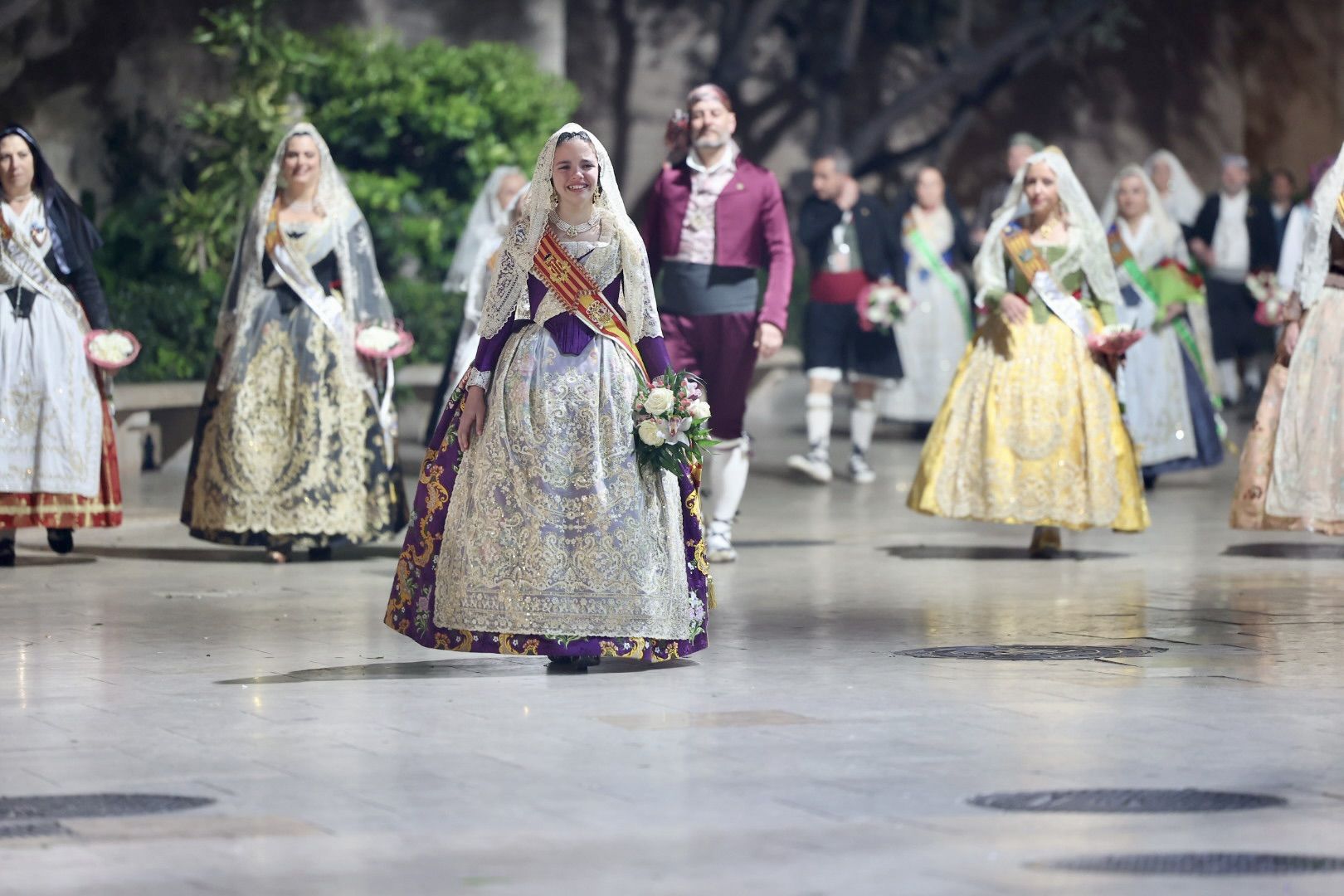 Ofrenda Fallas 2023 | Así ha sido la llegada de Paula Nieto a la plaza de la Virgen