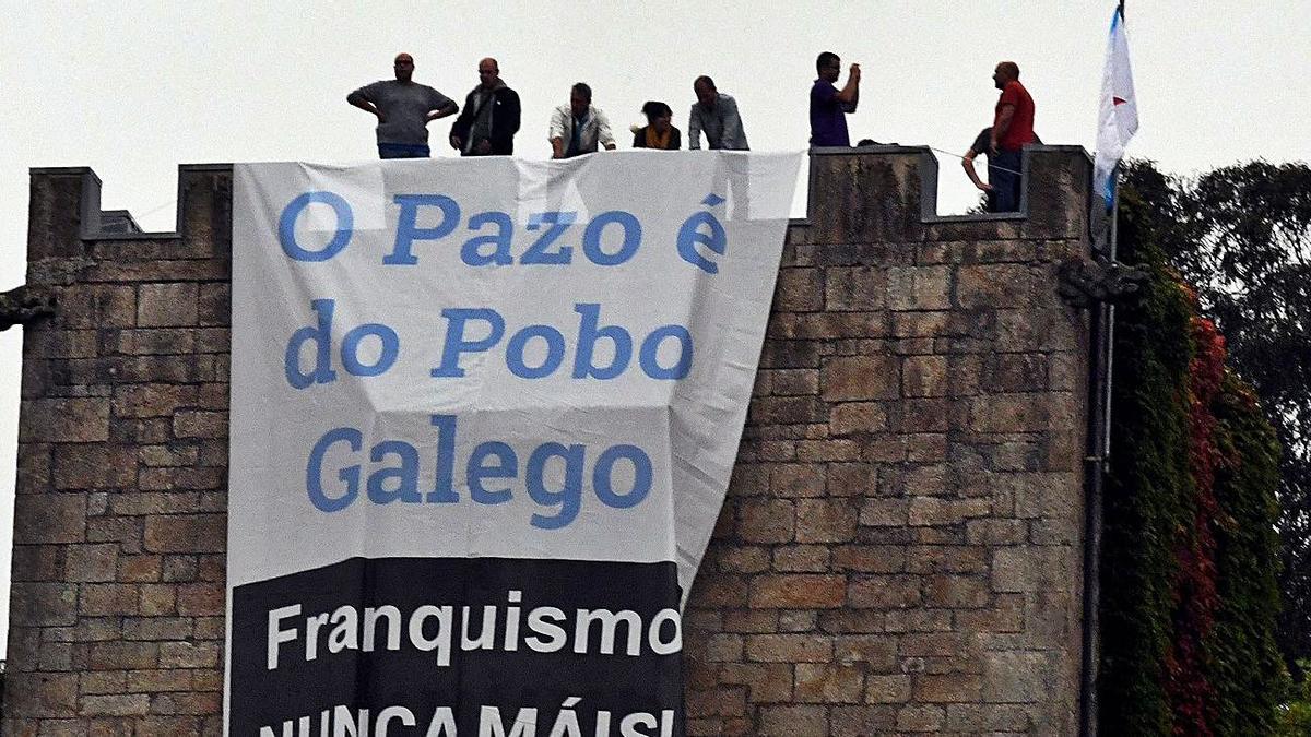 Los militantes del BNG que desplegaron la pancarta en la torre, con Néstor Rego a la dcha. |   // VÍCTOR ECHAVE