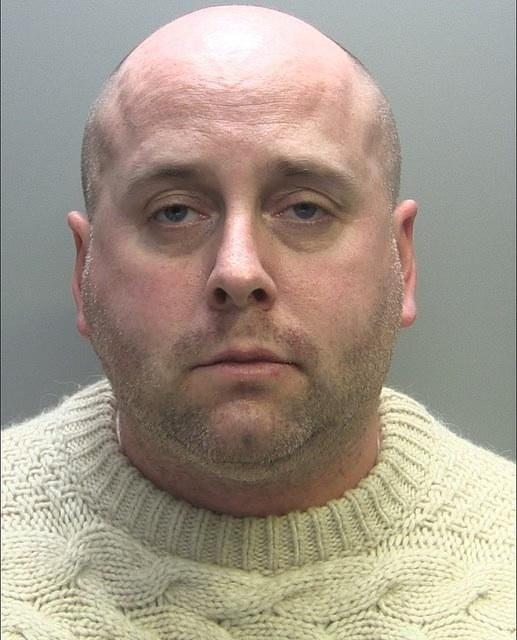 STEPHEN CARRUTHERS, 43 AÑOS, DE BURY. En busca y captura por Cumbria Police como sospechoso de 18 delitos de elaboración de fotografías obscenas de menores. Carruthers fue detenido el 27 de marzo de 2014 en un domicilio de Ambleside, donde residía en ese momento, cuando la policía ejecutaba una orden de búsqueda. En dicho domicilio se descubrieron 5.322 imágenes obscenas de menores y las más graves mostraban contacto y abuso sexual entre adultos y menores. Se le entrevistó y negó haber cometido ningún delito. Salió en libertad provisional con la condición de que regresara a comisaría, cosa que nunca hizo. Descripción: altura de 172 cm, constitución media, pelo castaño y corto o cabeza rapada, ojos azules.