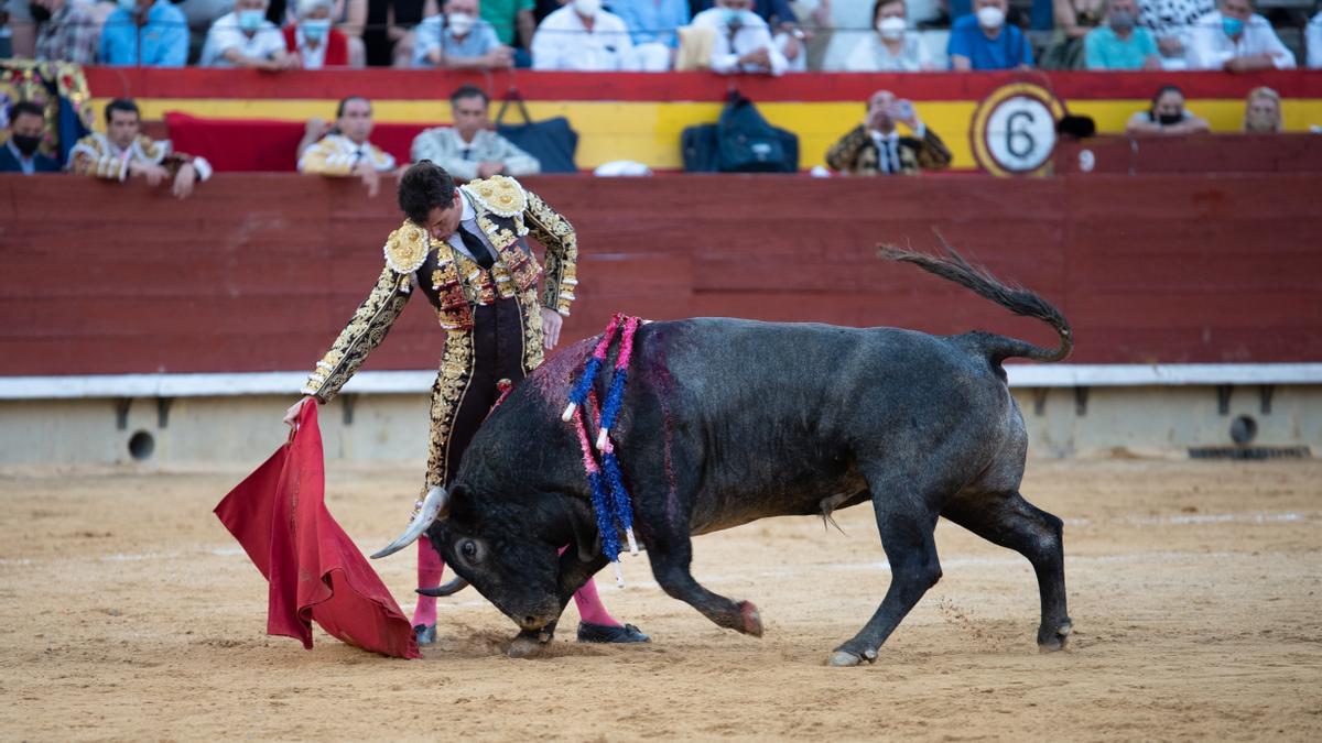 &#039;Tomatillo&#039; y Luque plasmaron una sincronía perfecta, con el toro de Adolfo Martín, premiado con una merecida vuelta al ruedo, con el hocico haciendo surcos en la arena.