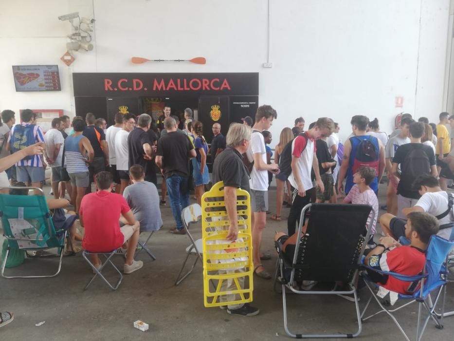 Enfado de aficionados al agotarse lo abonos de nuevos socios del RCD Mallorca