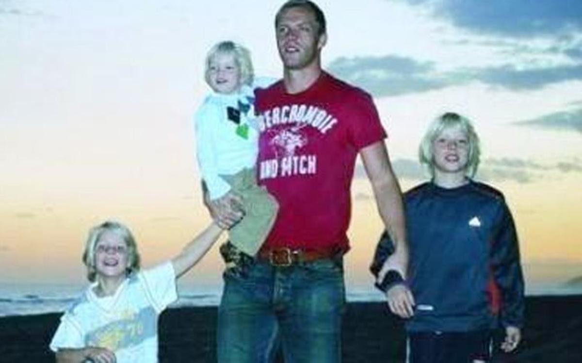 Diego Tristán Gudjohnsen cuando solo tenía 4 años, en brazos de su padre