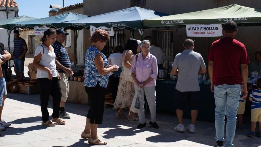 Varios puestos de Alfarería durante la mañana. | Ana Burrieza