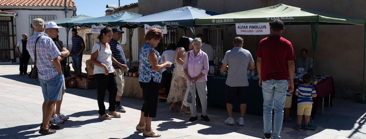 Varios puestos de Alfarería durante la mañana. | Ana Burrieza