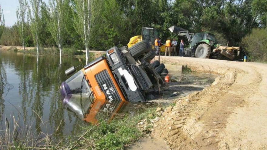Un camión vuelca en la reparación de una mota en El Burgo de Ebro